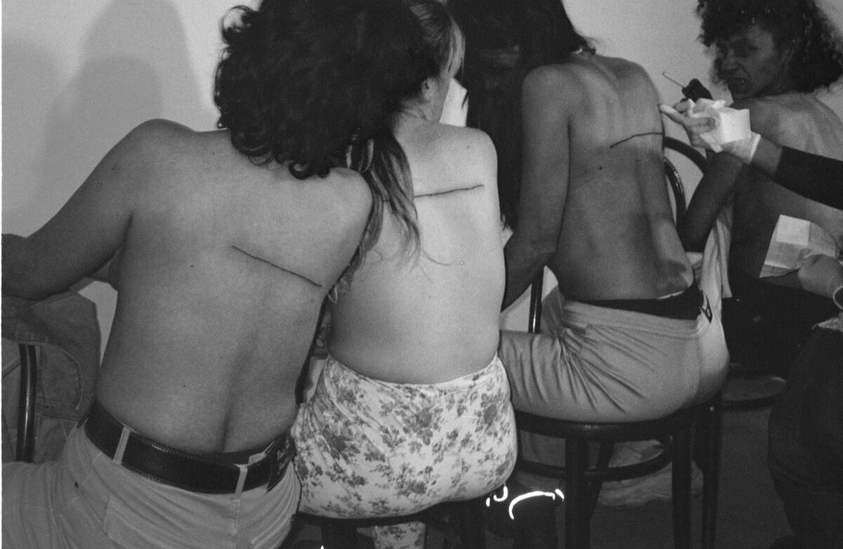 Santiago Sierra, 160 CM LINE TATTOOED ON 4 PEOPLE, El Gallo Arte Contemporaneo. Salamanca, Spain. December 2000, 2000. © Santiago Sierra. Courtesy of Lisson Gallery.