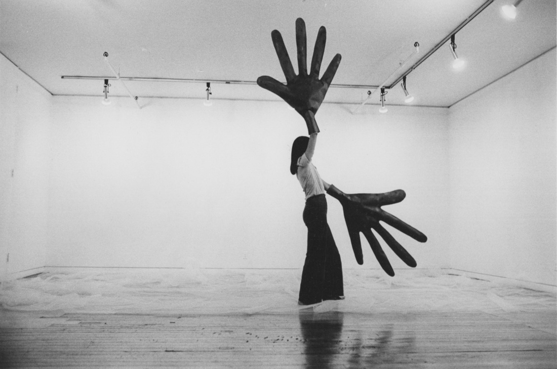 Sylvia Palacios Whitman, Passing Through, Sonnabend Gallery, 1977. Courtesy of Babette Mangolte and BROADWAY 1602 HARLEM, New York.