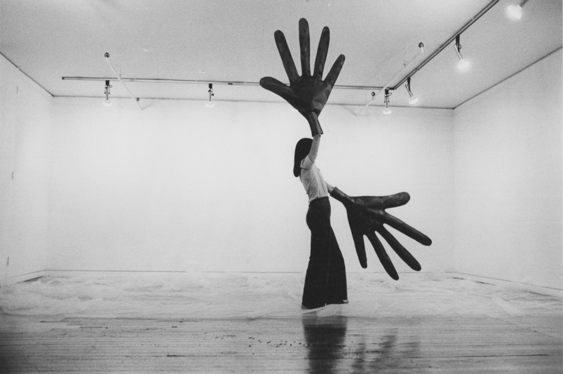 Sylvia Palacios Whitman, Passing Through, Sonnabend Gallery, 1977. Courtesy of Babette Mangolte and BROADWAY 1602 HARLEM, New York.