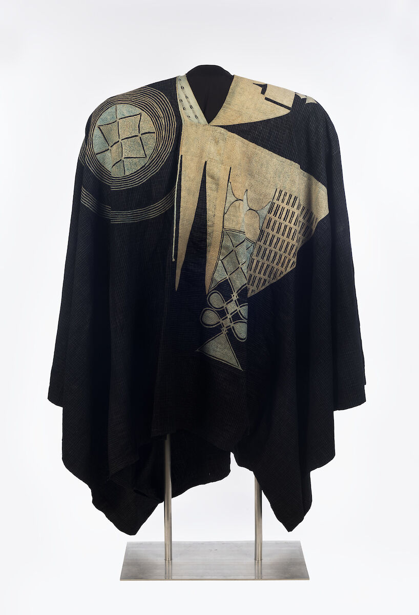 Yorùbá artist, Prestige robe (“agbádá or dàńdógó”), 20th century. Courtesy of the Brooklyn Museum.