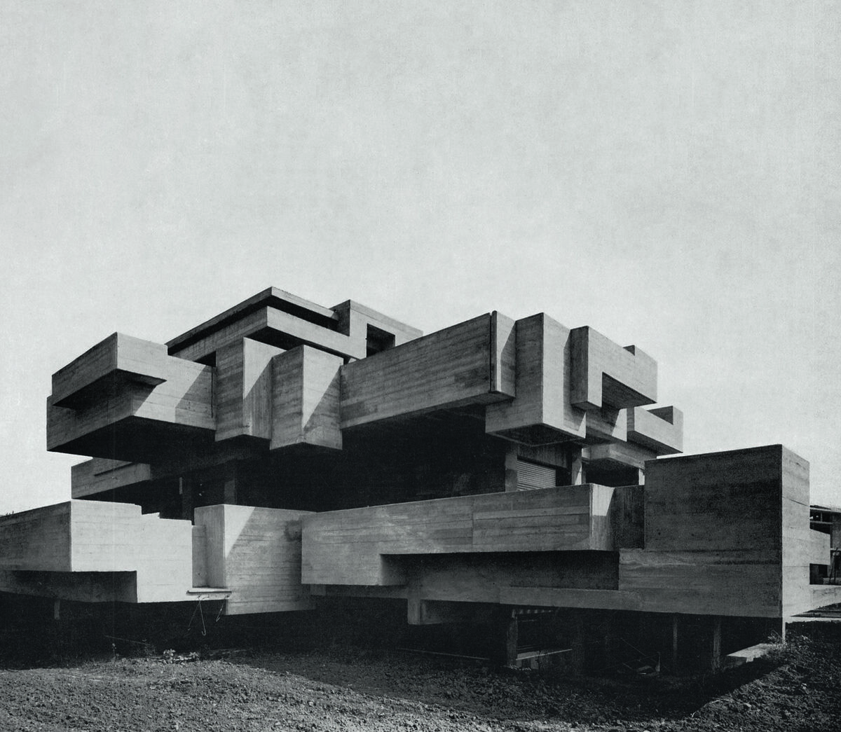 Saverio Busiri Vici, Villa Ronconci, 1973, Rome, Italy. Photo by Saverio Busiri Vici. Courtesy of Phaidon.