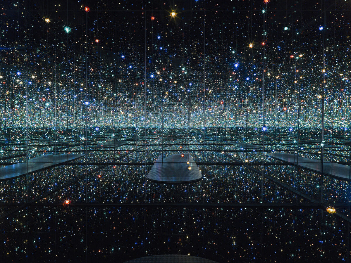 Yayoi Kusama, Infinity Mirrored Room - Las almas de millones de años luz de distancia, 2013. © Yayoi Kusama. Cortesía de David Zwirner, Nueva York; Ota Fine Arts, Tokio / Singapur / Shanghai; Victoria Miro, Londres / Venecia; KUSAMA Enterprise.