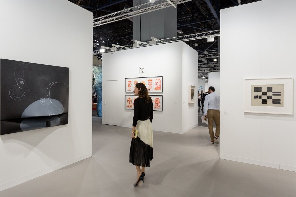 Veduta dell'installazione dello stand della Galerie Lelong ad Art Basel a Miami Beach, 2016. Foto di Alain Almiñana per Artsy.