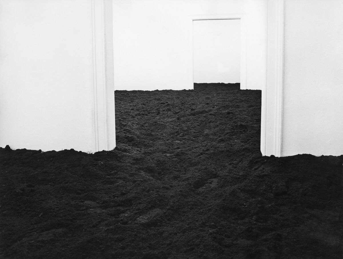 Walter De Maria S New York Earth Room Filled An Apartment