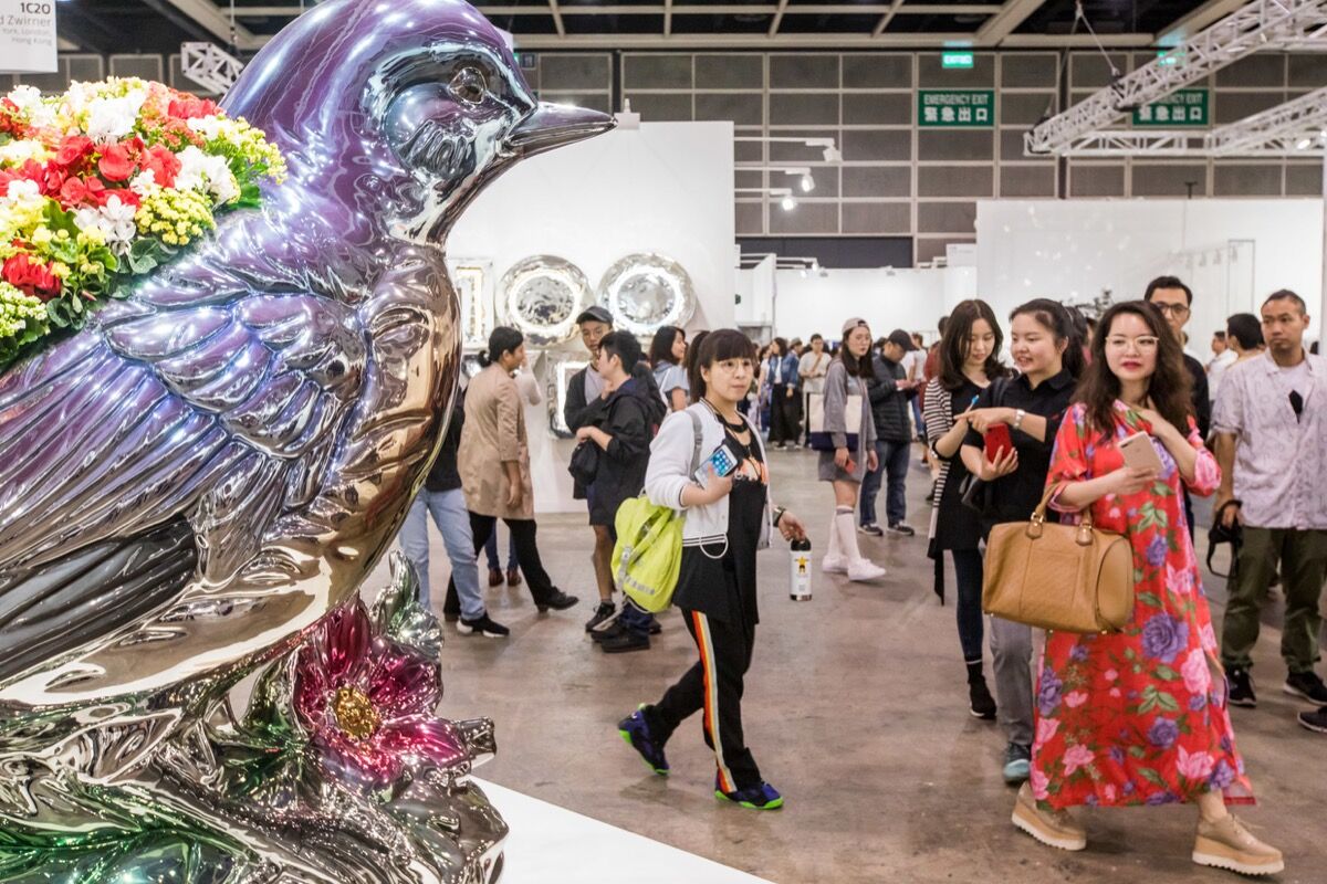 Vista de instalación del stand de David Zwirner en Art Basel en Hong Kong, 2018. © Art Basel.