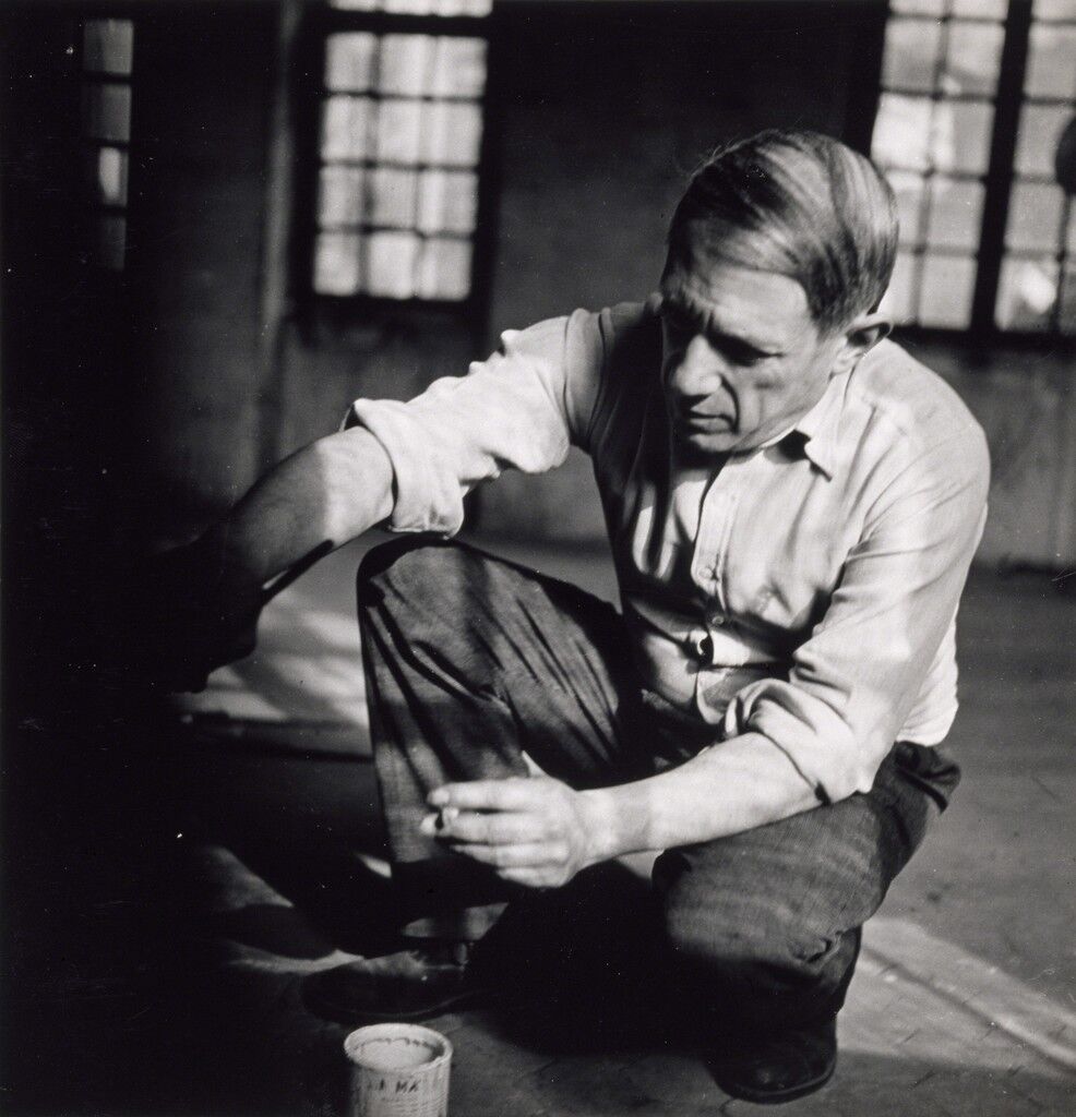 Picasso accroupi travaillant à Guernica