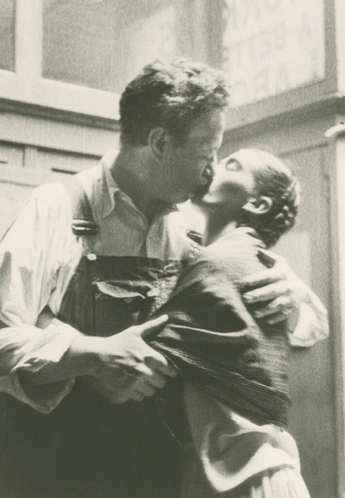 Frida and Diego Kissing