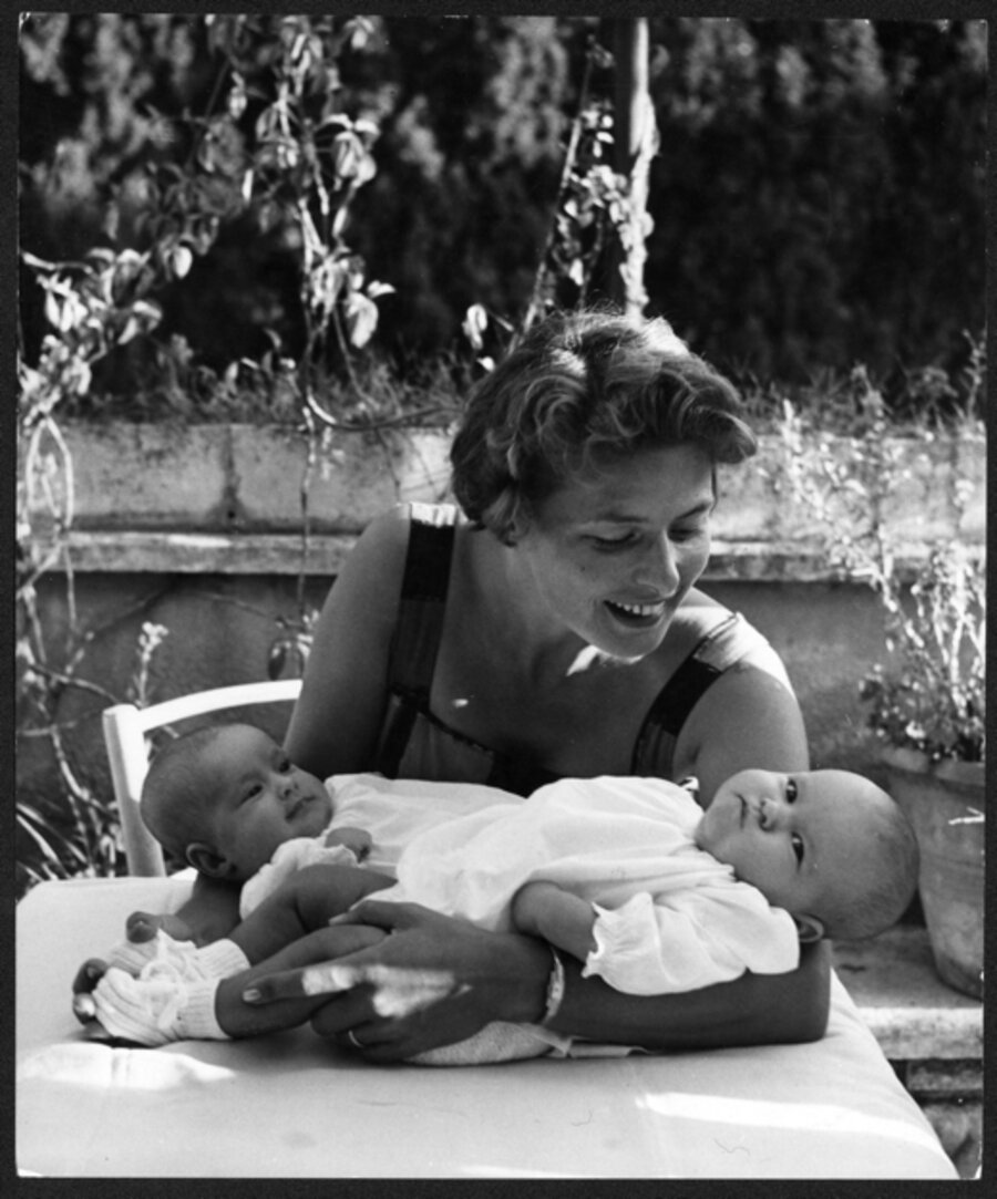 Ingrid Bergman with her twin daughters, Rom, Italy