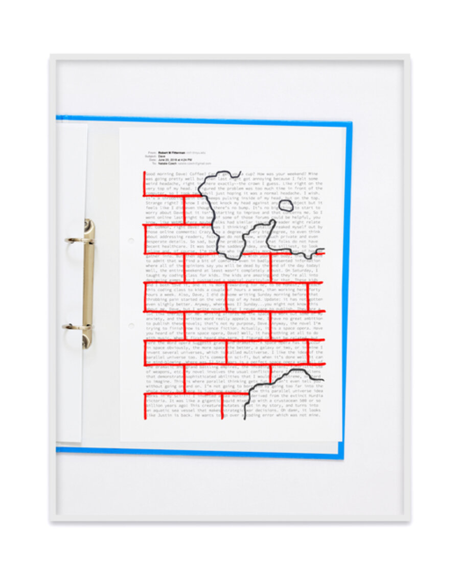 A negative calligramme by Robert Fitterman (Wall red / Nr. 1)