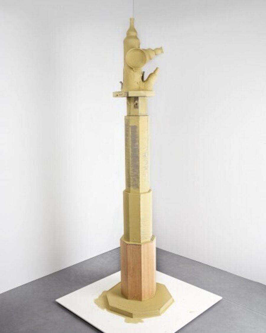 Nature morte with monument