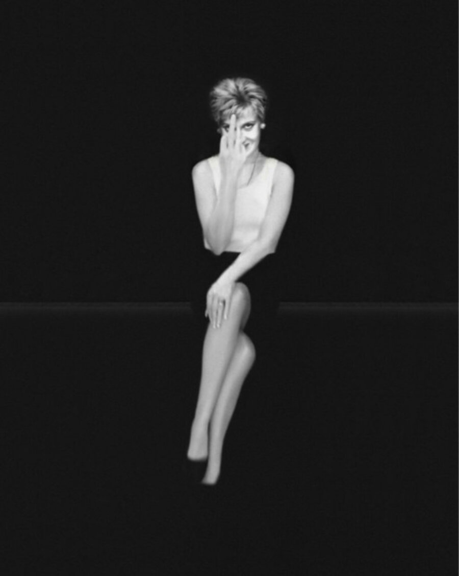 Diana Finger Up (Full)