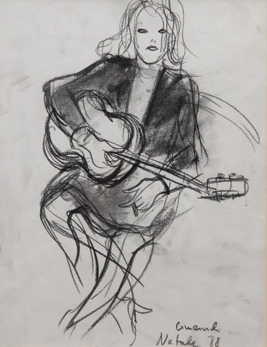 Donna con chitarra con abito scuro