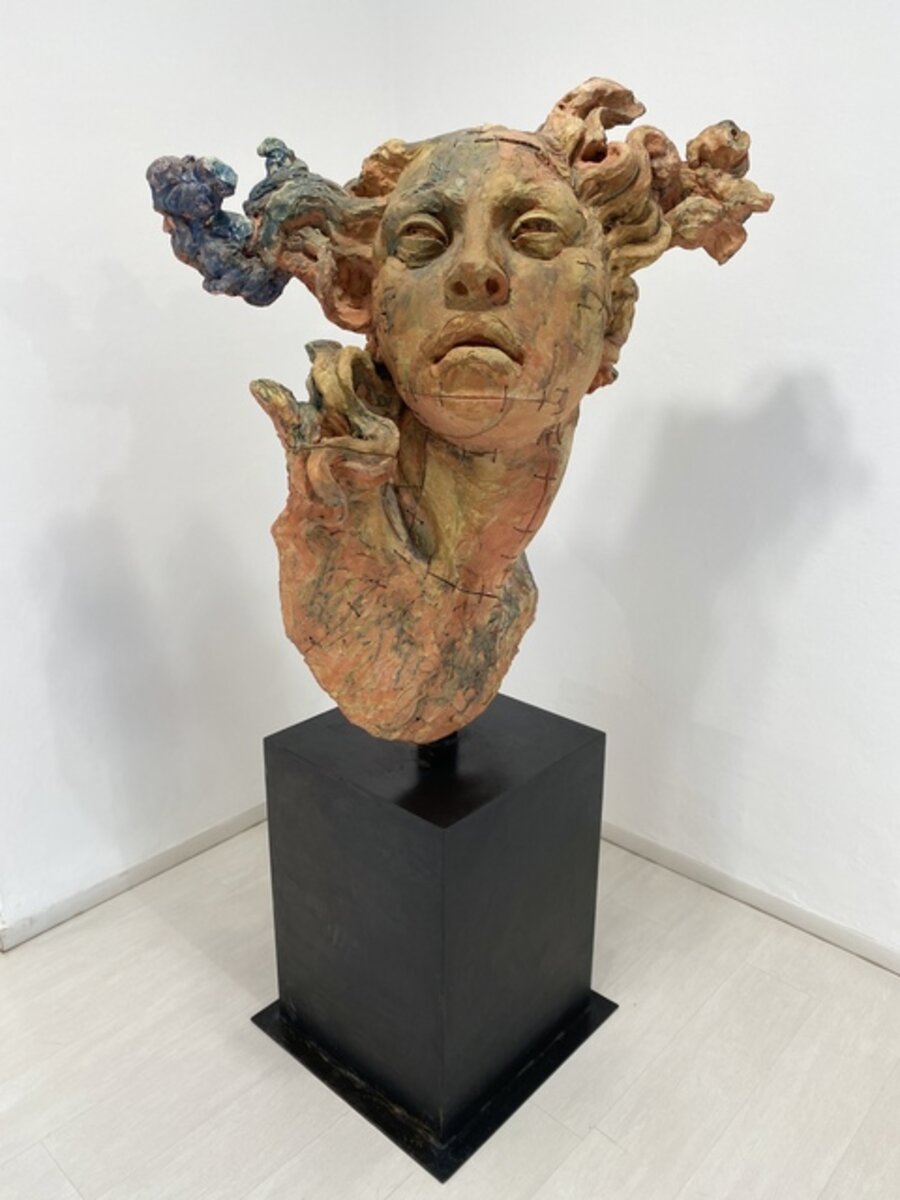 Cabeza de mujer amarillo de barro