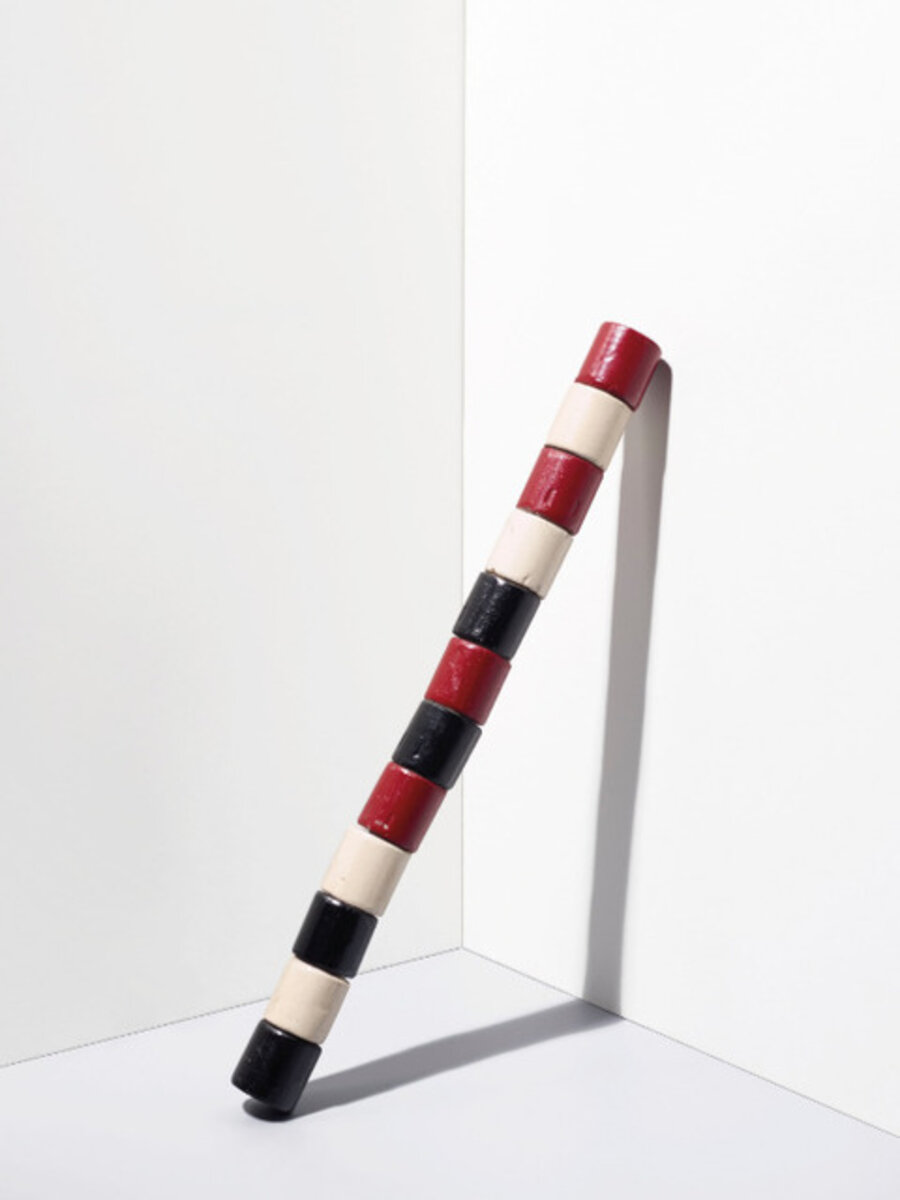 Barre de bois rond noir, blanc, rouge