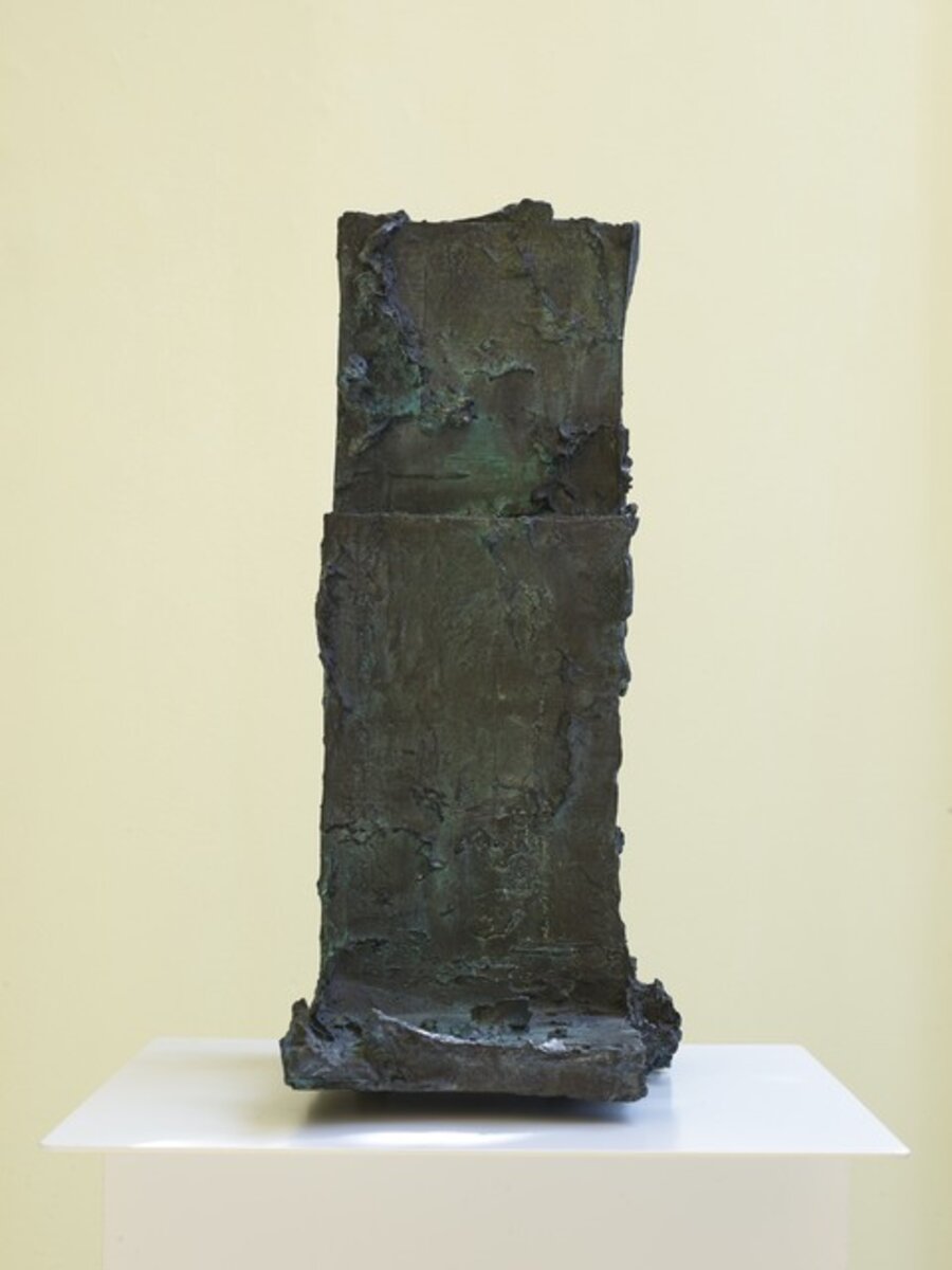 Chair smaller than chair (Isis headpiece)