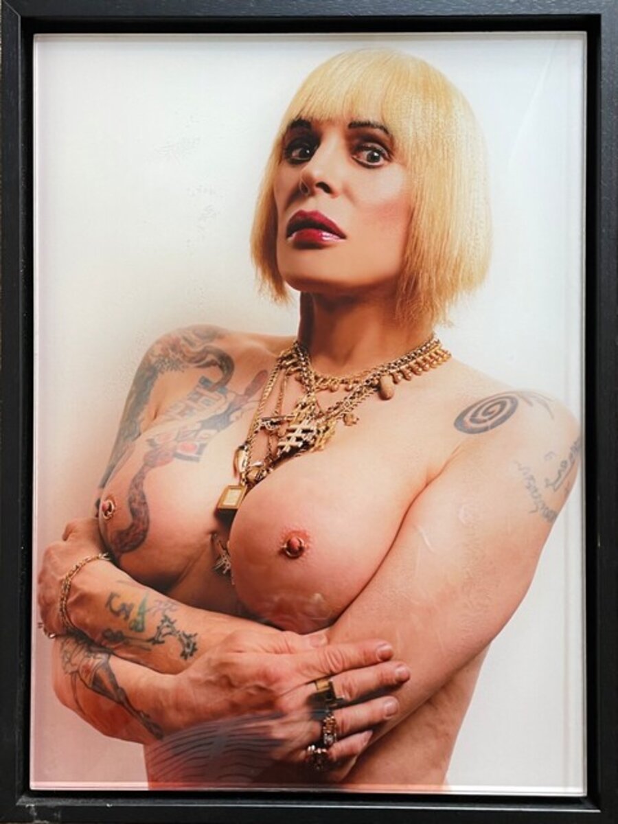 Topless Poor-trait