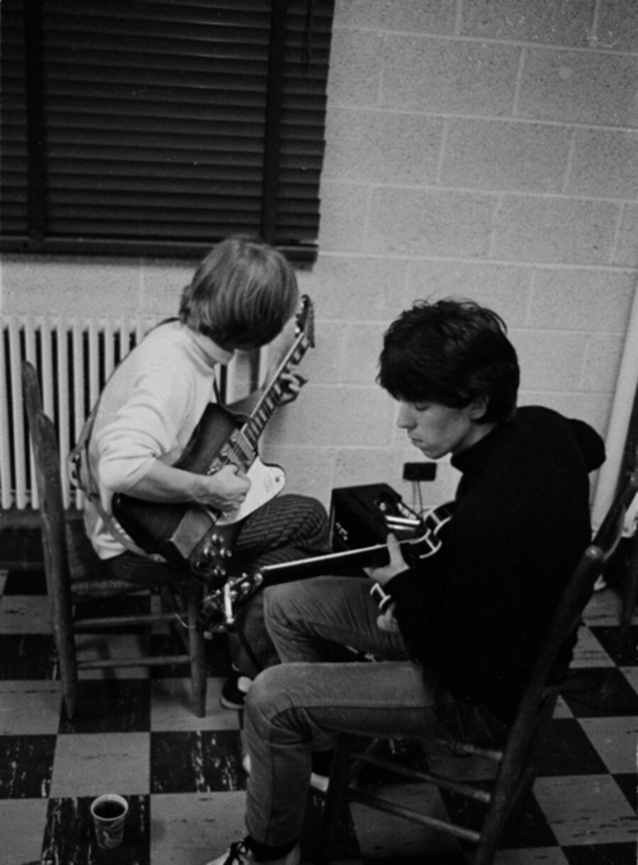 Keith Richards and Brian Jones, Tuning. Backstage USA