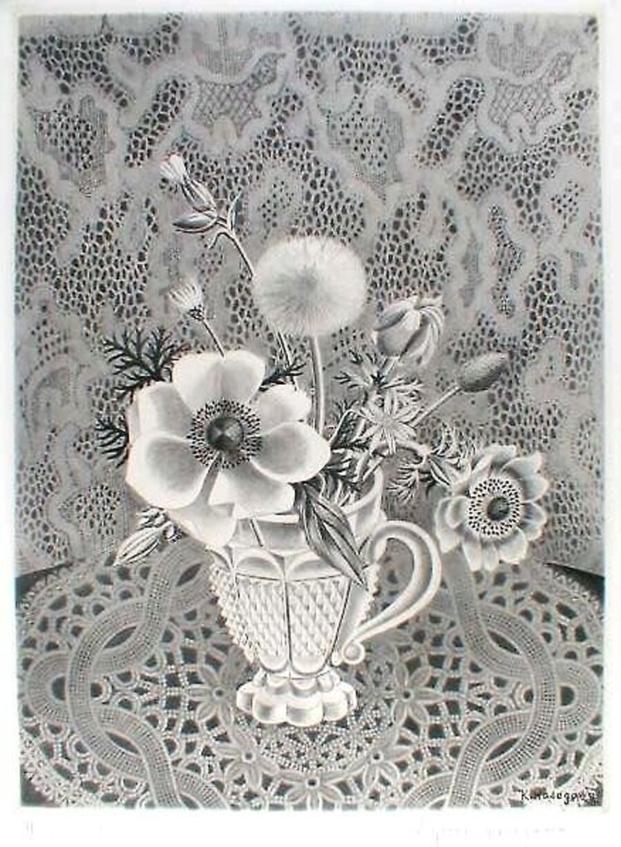 Anémonés et fleurs de champs dans un verre a facettes / Bouquet sur fond de dentelle