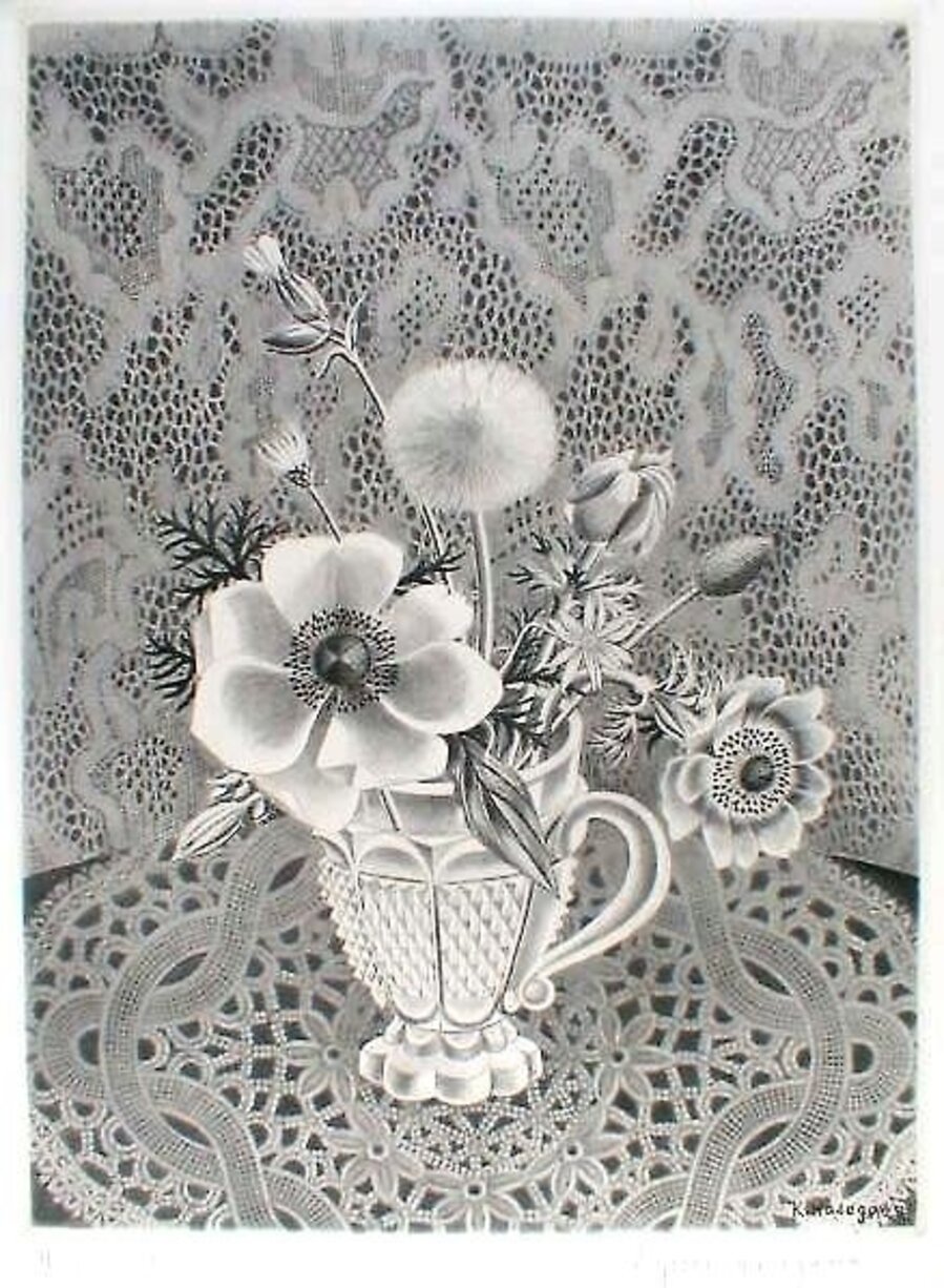 Anémonés et fleurs de champs dans un verre a facettes / Bouquet sur fond de dentelle