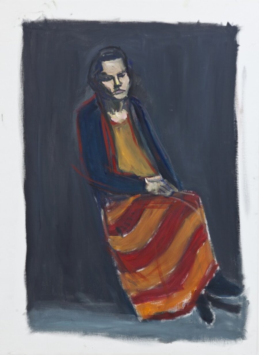 Maëlle assise sur fond noir