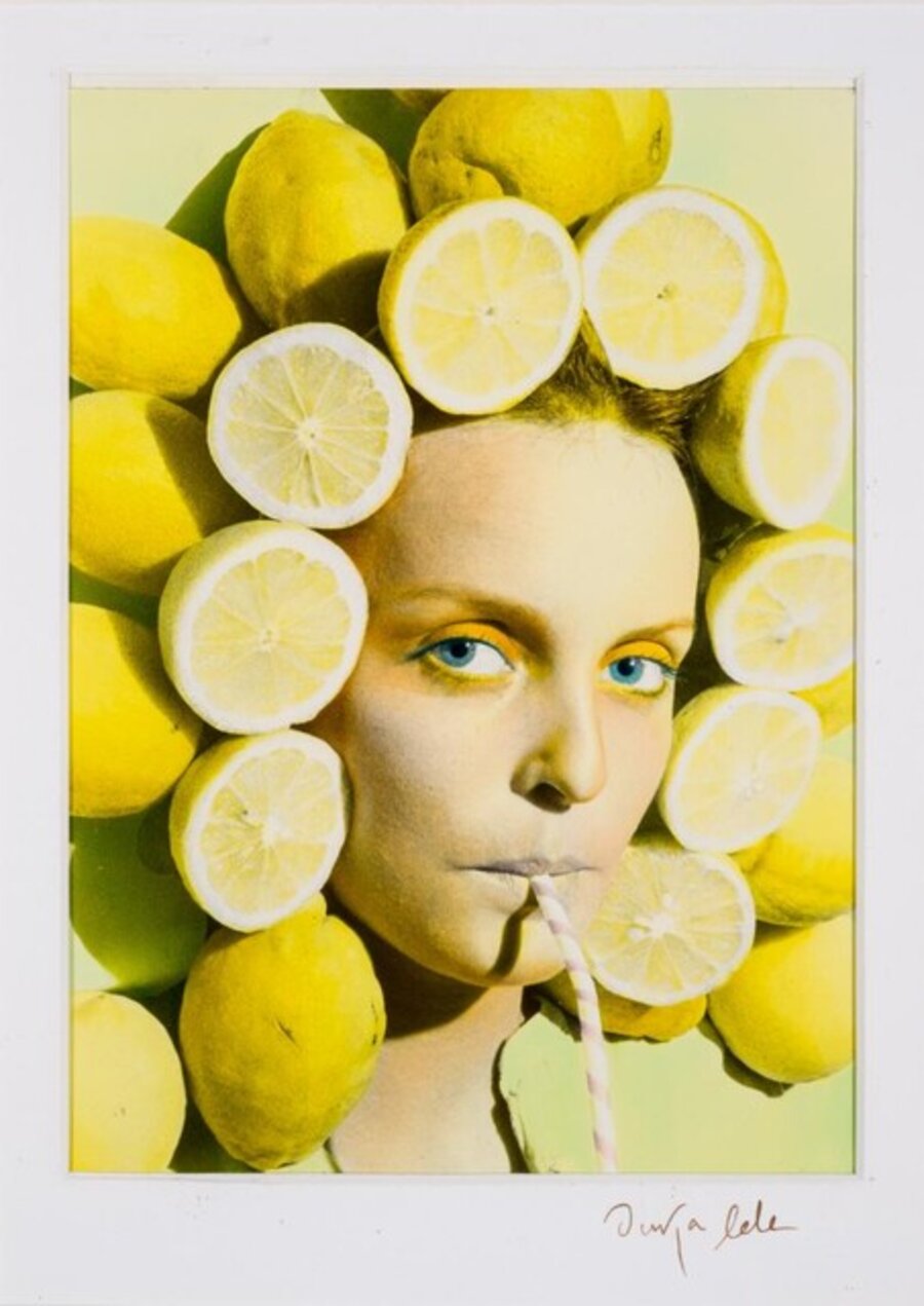 Chica con limones. Serie Peluquería