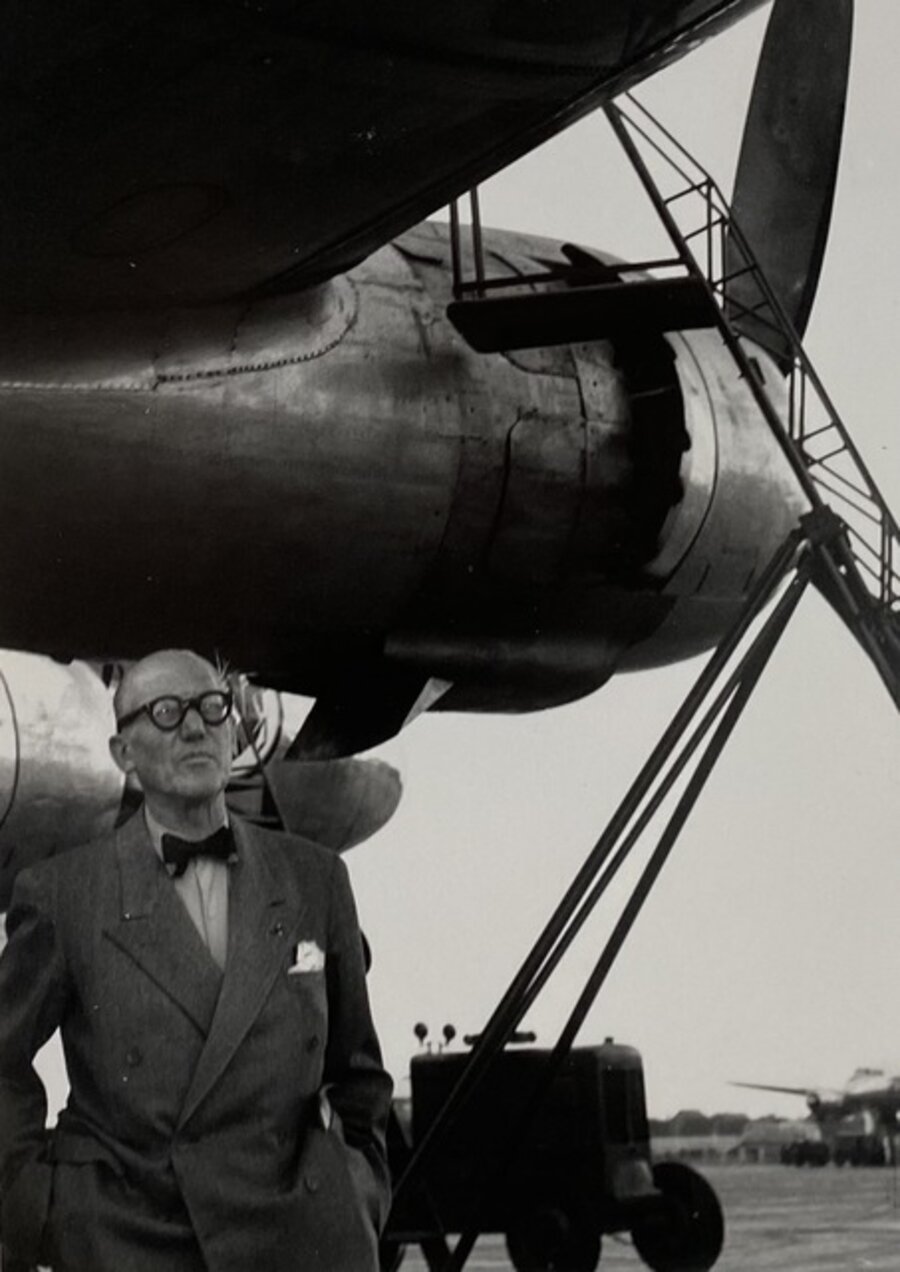 Le Corbusier arrives in Dehli, India