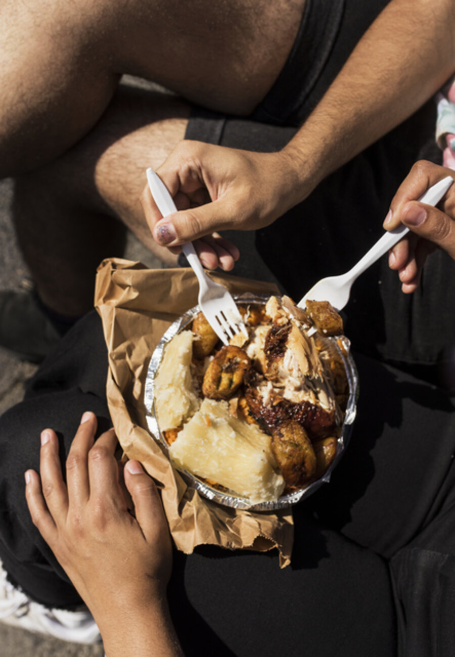 Arroz con pollo asado, platano maduros, y yuca