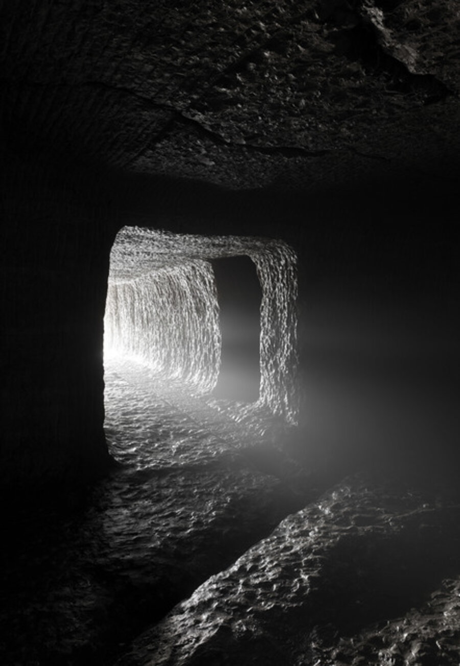 Light Through the Mountain 穿山之光