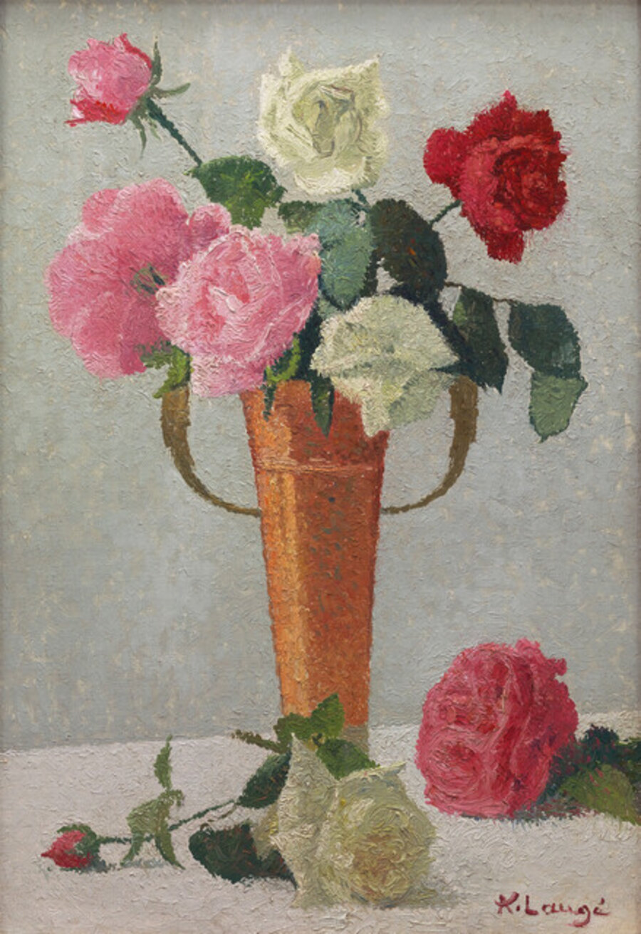 Bouquet de roses dans un vase de cuivre
