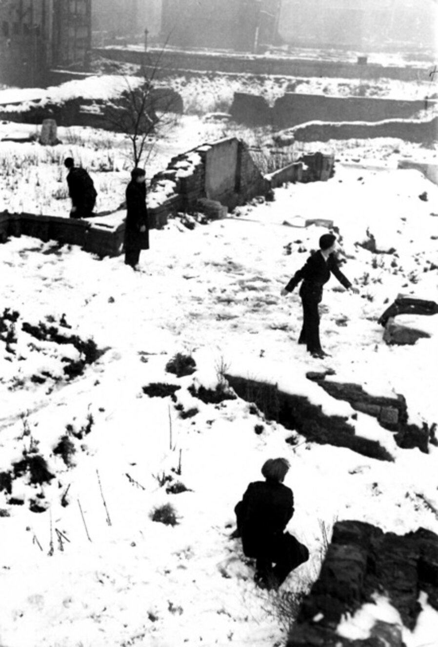 Snow in London, Snowballing in the "city" (in the rubble)