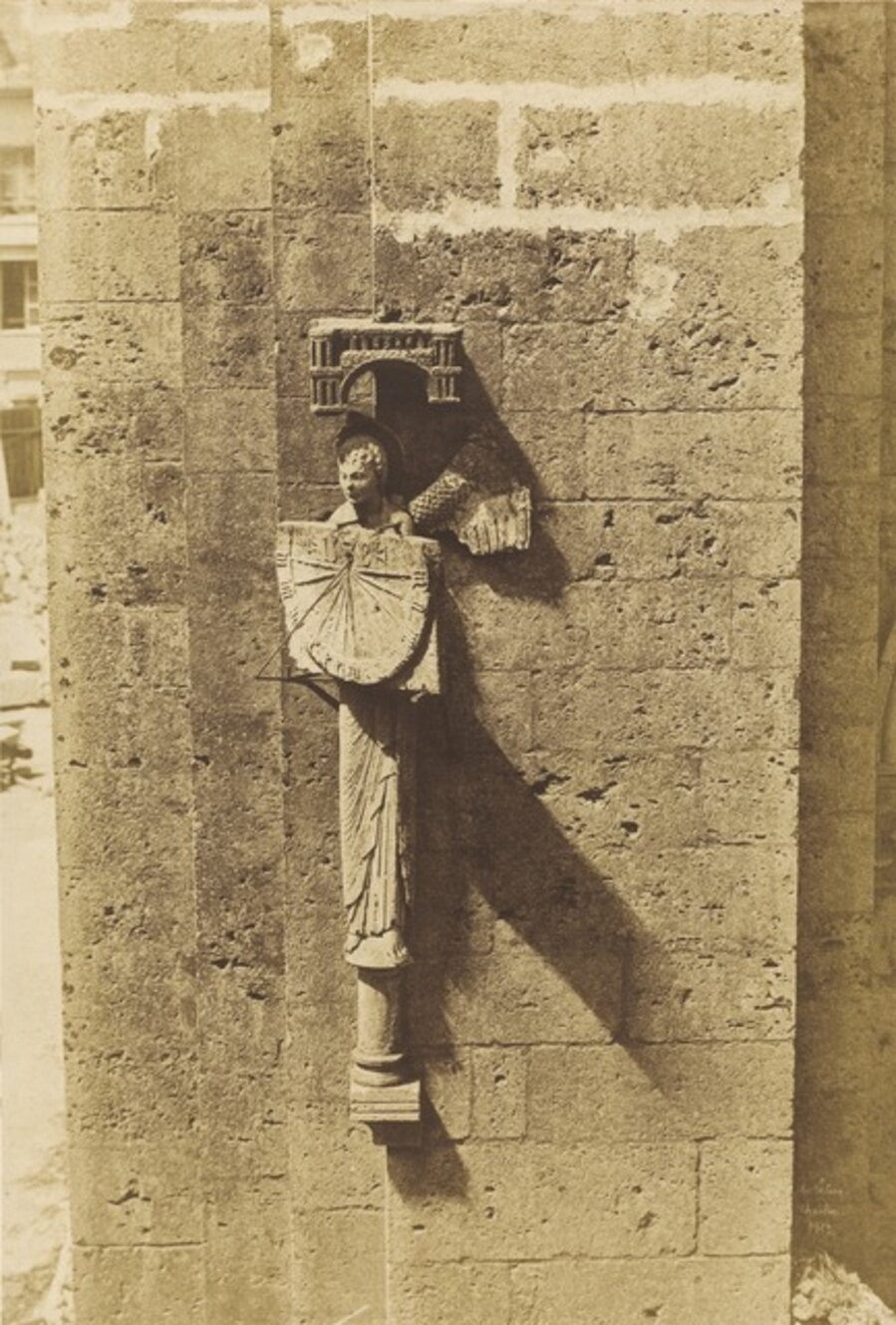 Ange Portant un Cadran Solaire, à l'Eglise de Chartres