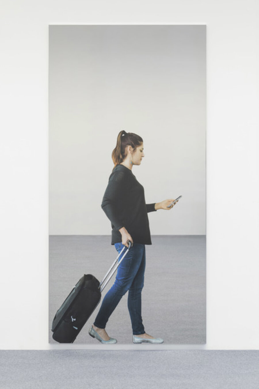 Smartphone - ragazza con il trolley