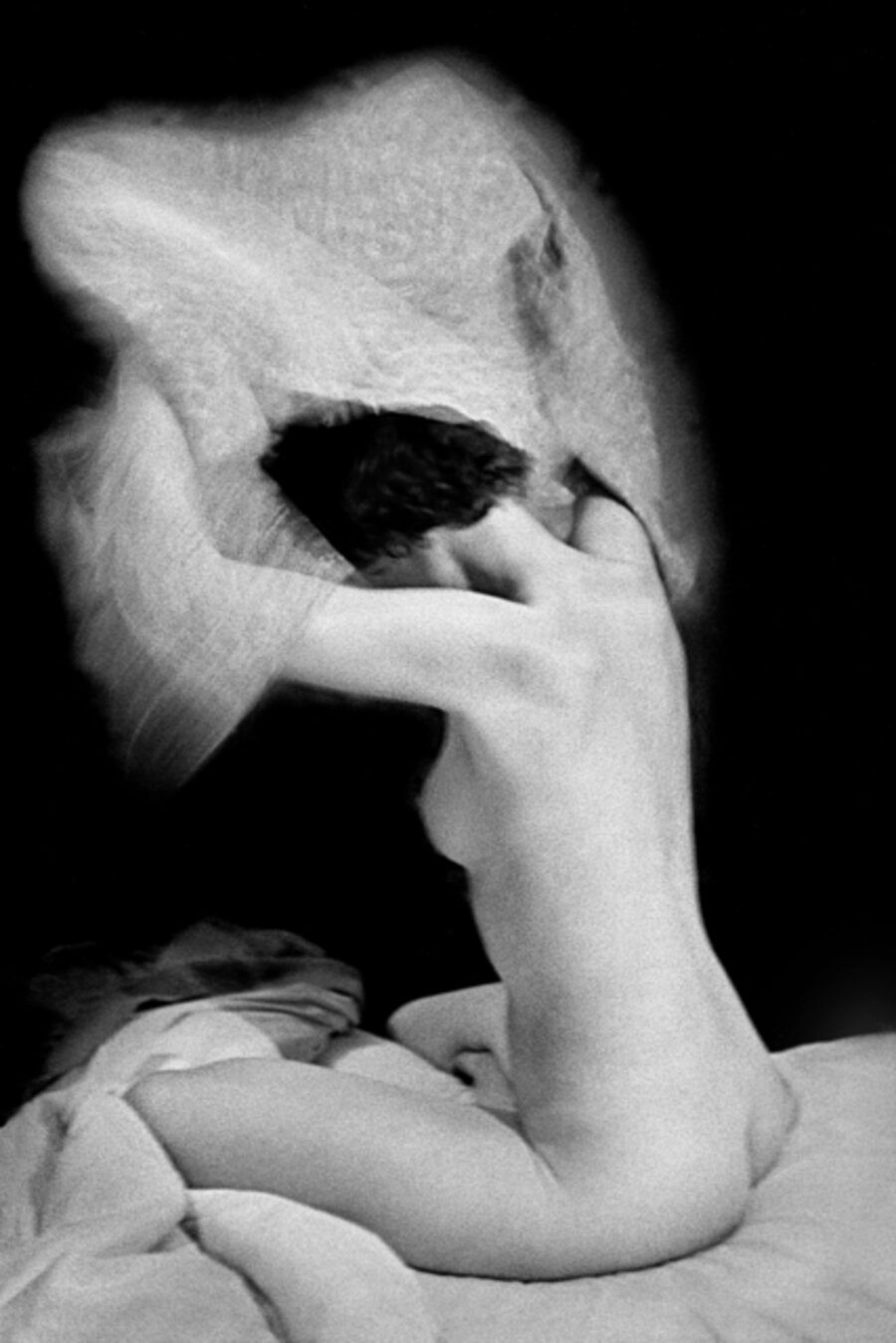 Sitting nude, The Eye of Love, Paris