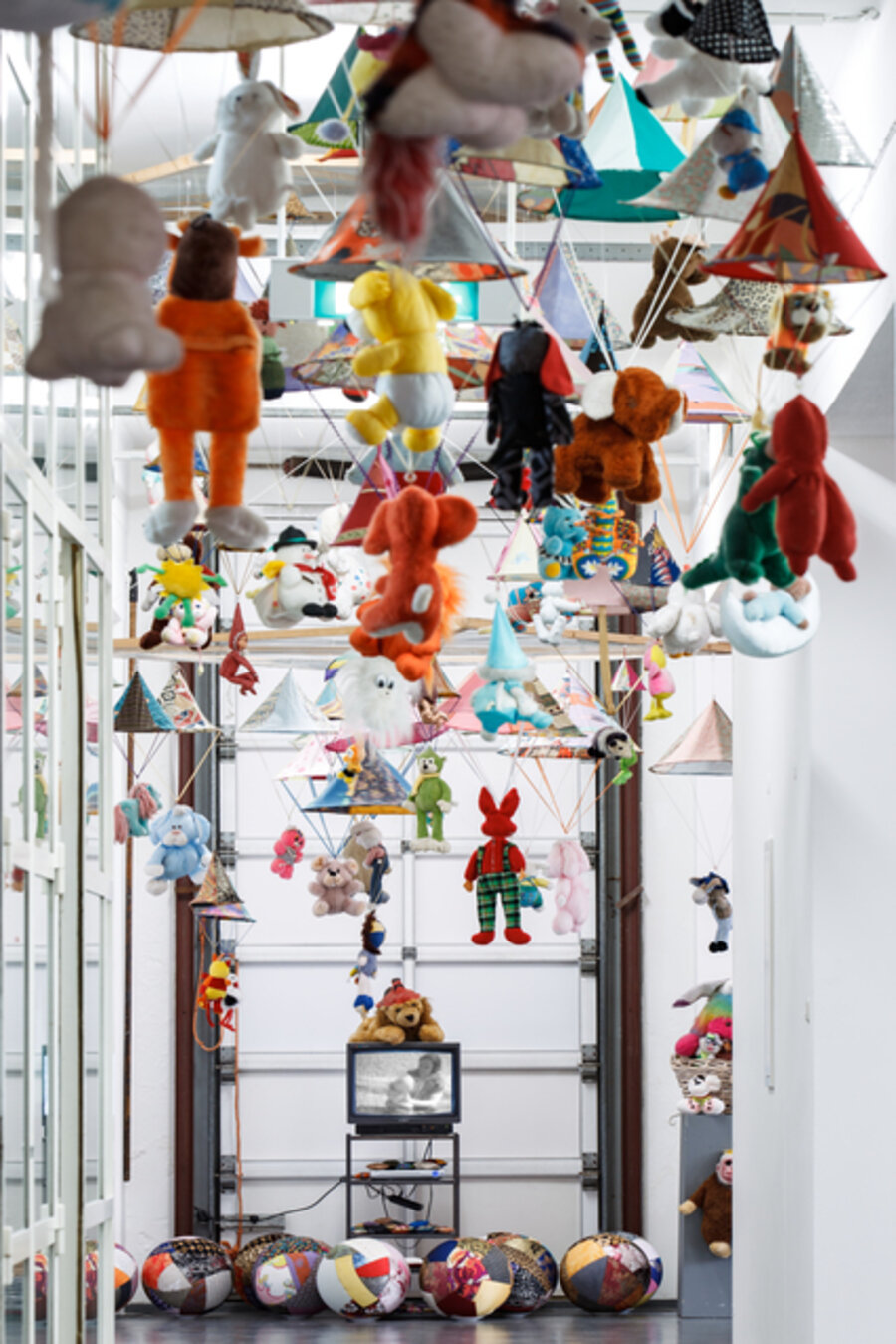 Installation view GesammttkkunnsttMeshuggahhLaandtttt