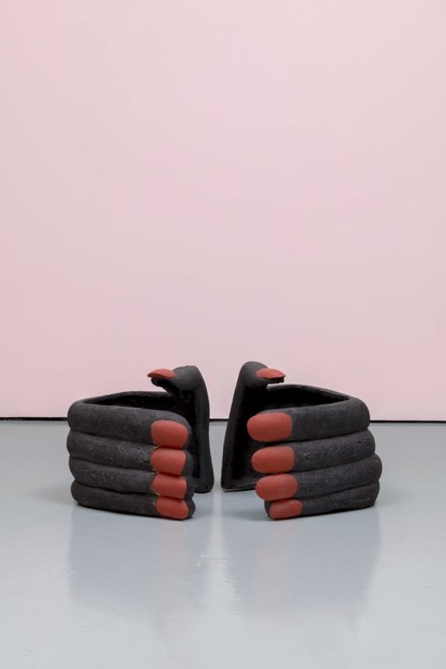 Mains aux ongles rouges