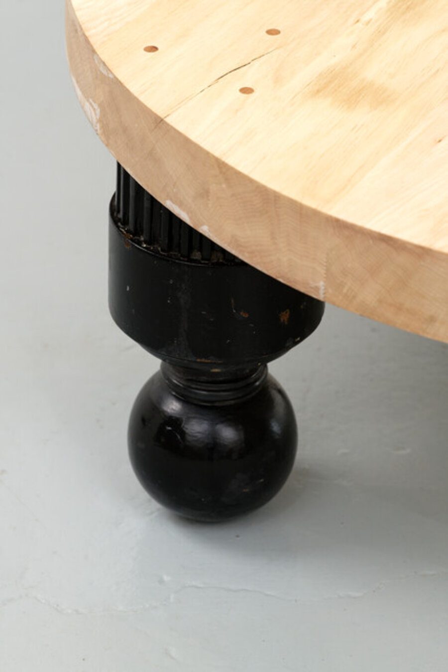 Table aux pieds d’escaliers