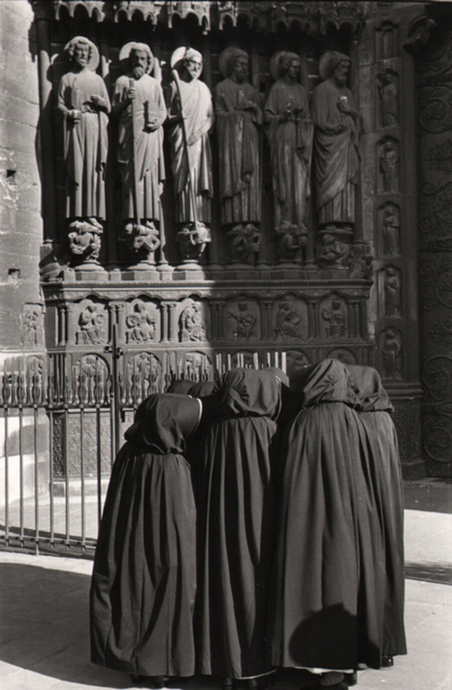 Nuns in front of Notre-Dame, Paris