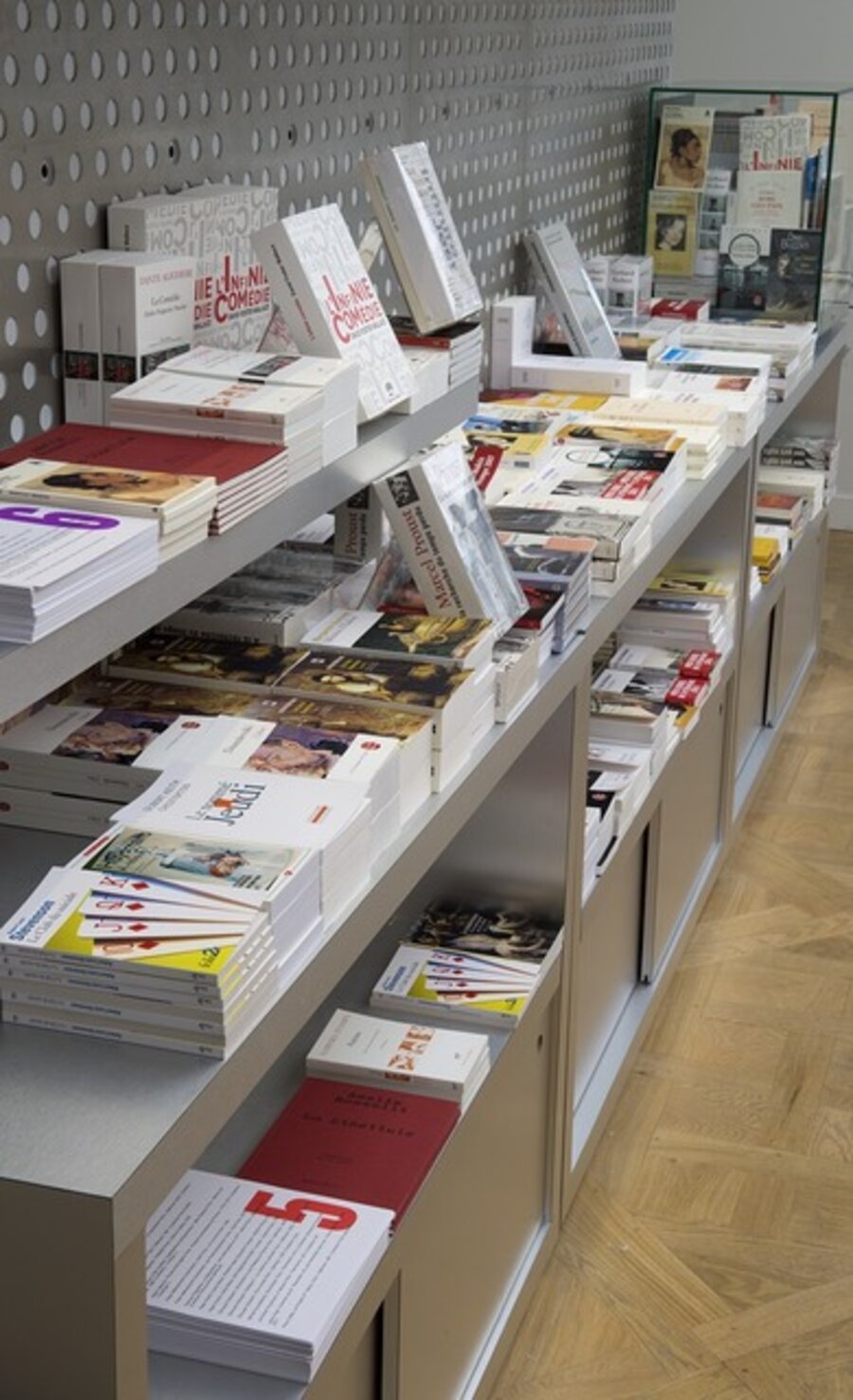 bibliography 1–2, 53 books and 3 journals for sale / Literaturverzeichnis 3–4, 46 Bücher und 1 Zeitschrift zum Kauf/Verkauf / bibliographie 5–6, 49 livres et 1 coffret DVD à acheter