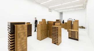 Porfírio Valadares: (i)móveis, installation view