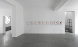 Louise Bourgeois — Les têtes bleues et les femmes rouges, installation view