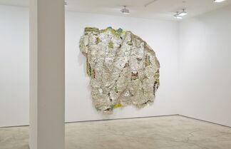 El Anatsui: Trains of Thought, installation view