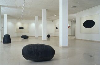 Jene Highstein: Space and Place, installation view