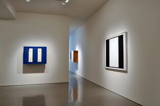 BEHIND WHAT IT’S IN FRONT OF – Paintings by John McLaughlin and Sculptures and videos by Roy McMakin, installation view