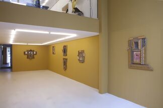 Macacos & Robôs, installation view