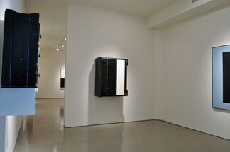 BEHIND WHAT IT’S IN FRONT OF – Paintings by John McLaughlin and Sculptures and videos by Roy McMakin, installation view