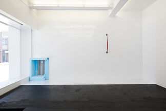 «Negotiating Geometry» | Reto Boller, Mary Heilmann, Cindy Hinant, Haroon Mirza, Keith Sonnier, installation view