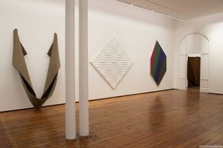 Enrico Castellani, Robert Mangold, Robert Morris, Kenneth Noland. A personal view of Abstract painting and sculpture, installation view