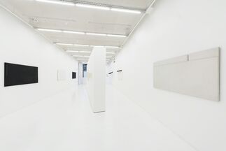 Mira Schendel: Sarrafos e Pretos e Brancos, installation view