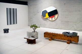 Nada existe si no a través de las manos (Nothing exists if not through the hands), installation view