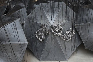 Chiharu Shiota: Black Rain, installation view